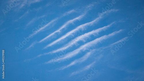 Nubes blancas ligeras en cielo azul photo