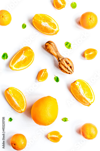 Fototapeta Naklejka Na Ścianę i Meble -  fresh orange fruit on white background top view pattern