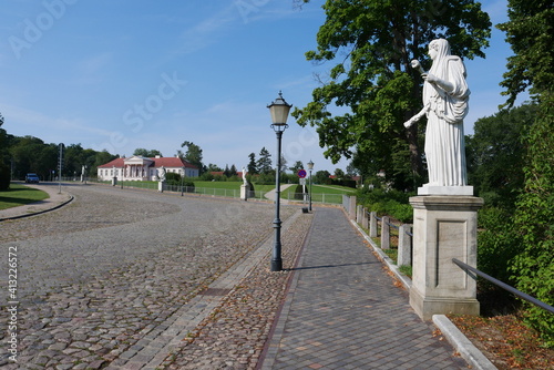 Skulpturen Schloßstraße in Neustrelitz in Mecklenburg-Vorpommern in der Mecklenburgischen Seenplatte