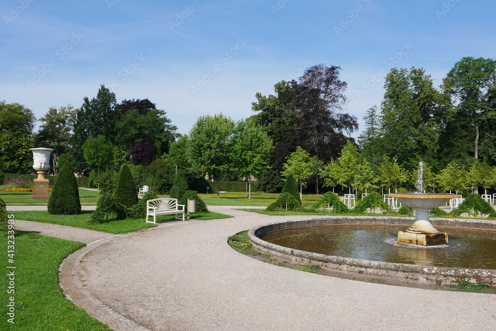 Schalenbrunnen am Rondell im Schlossgarten in Neustrelitz Schalenbrunnen am Rondell im Schlossgarten in Neustrelitz