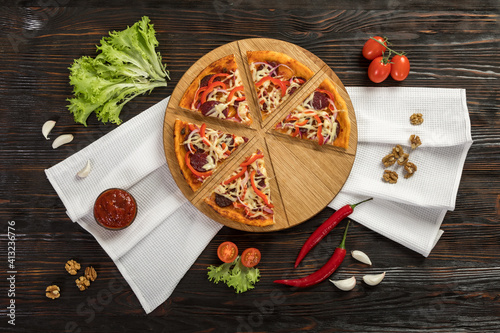 Obraz na płótnie Delicious pizza on a wooden cutting board w salonie