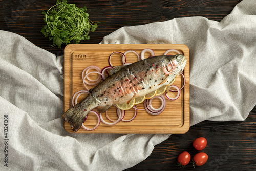 Obraz na płótnie baked rainbow trout on a wooden board for serving w salonie