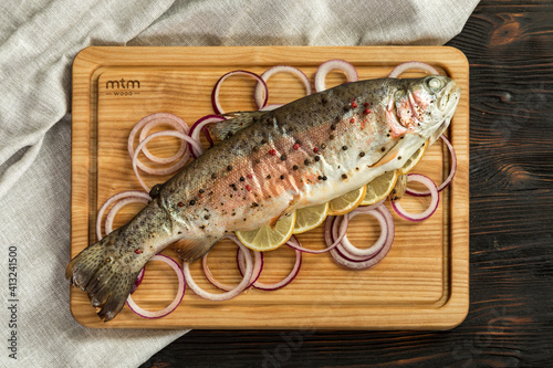 Obraz na płótnie baked rainbow trout on a wooden board for serving w salonie