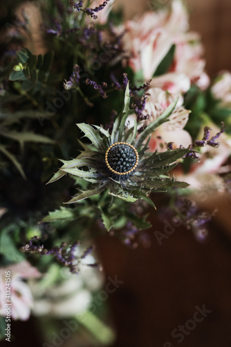 filigraner Ring auf Distel - Detail Blumenstrauß mit Verlobungsring - Blüten, Blumen, boho Strauß photo