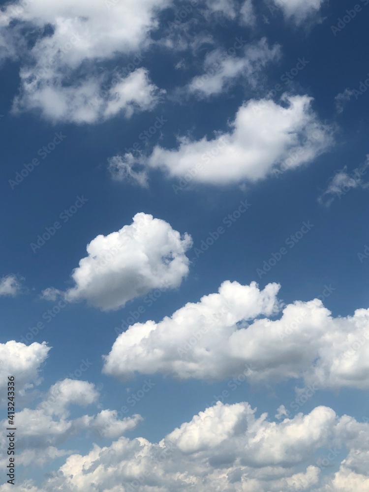 Obraz premium Clouds in the blue sky