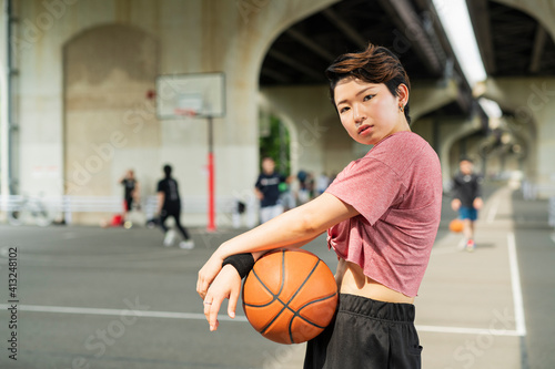 バスケットボールを持った女性 © One