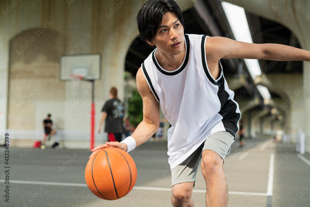 Naklejka premium バスケットボールをする男性