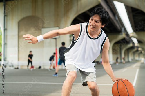 バスケットボールをする男性 © One