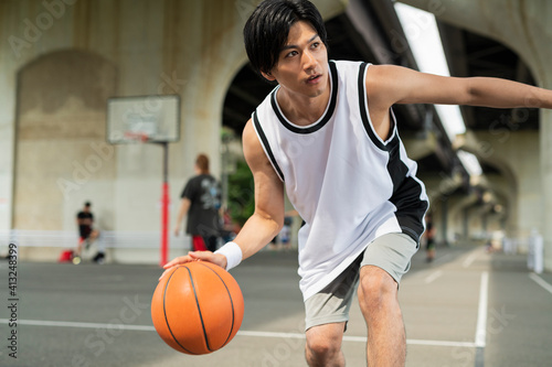 バスケットボールをする男性 photo