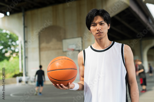 バスケットボールを持つ男性 © One