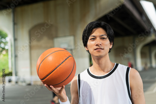 バスケットボールを持つ男性 © One