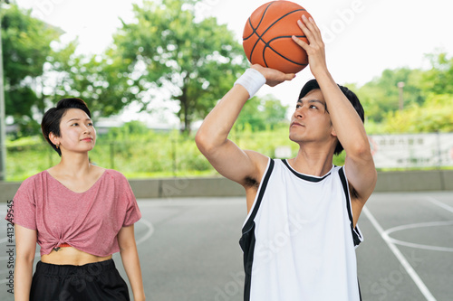 女性にバスケを教わる男性 photo