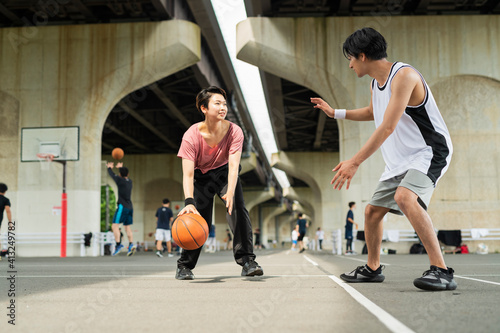 Fototapeta Naklejka Na Ścianę i Meble -  バスケットボールをする男女