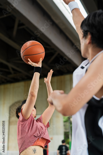 バスケットボールをする男女