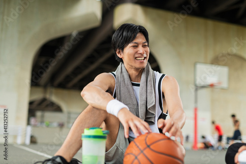 バスケの練習中に休憩をとる男性 photo