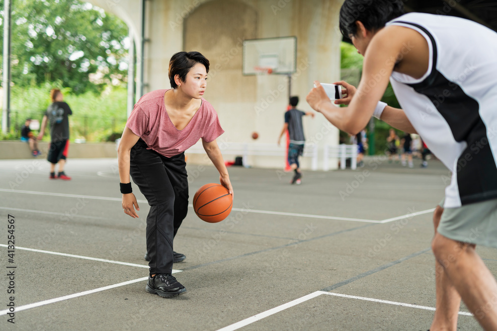 バスケの練習を記録する男性