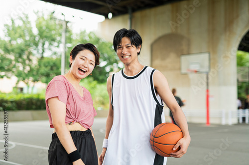 バスケットボールをする男女 photo