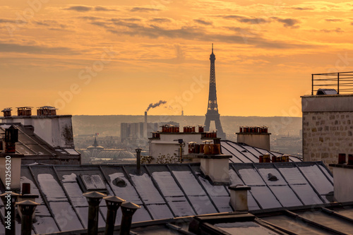 Obraz na plátně Paris, France - February 11, 2021: Rare snowy day in Paris