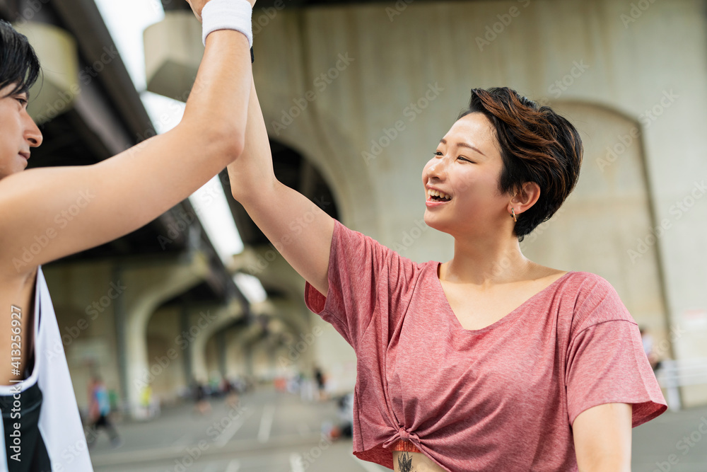 Obraz premium バスケットボールをする男女