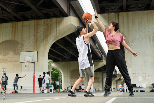 Fototapeta Naklejka Na Ścianę i Meble -  バスケットボールをする男女