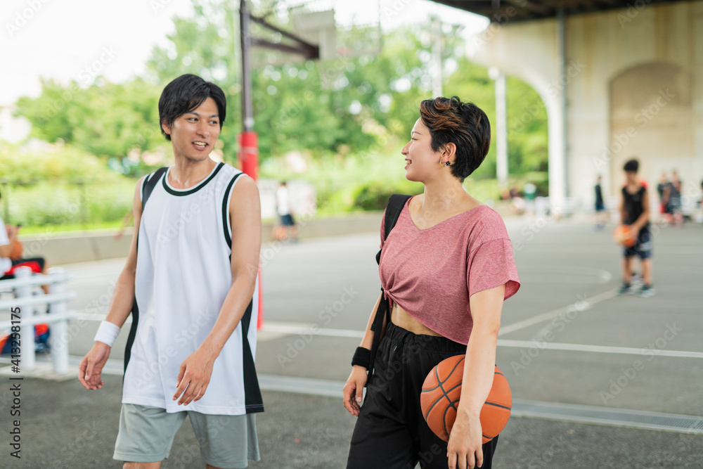 © One - 移動するバスケ部の男女