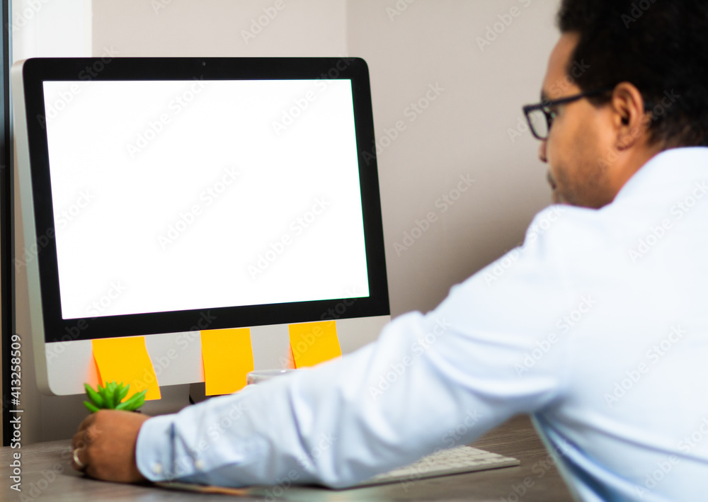 Fototapeta premium Hombre estudiante trabajando en computación. Empresario usando computador en casa. Marketing en Internet, trabajo independiente, trabajo desde casa, aprendizaje en línea, estudio de concepto.