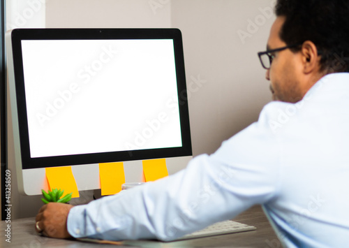 Hombre estudiante trabajando en computación. Empresario usando computador  en casa. Marketing en Internet, trabajo independiente, trabajo desde casa, aprendizaje en línea, estudio de concepto.