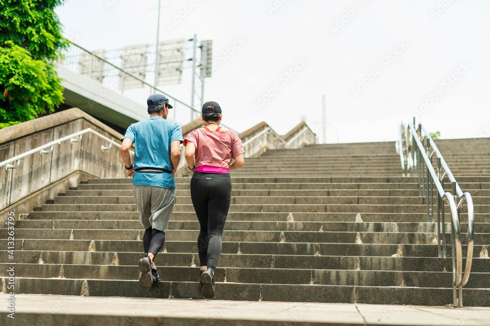 階段を走る男女