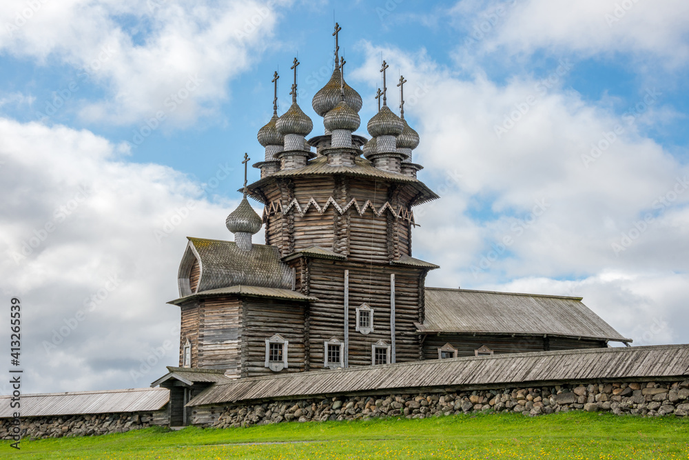 Iglesias ortodoxas construidas con madera en la isla de Kizhi en Rusia