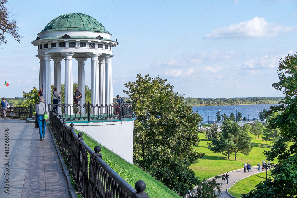 Paseo con mirador junto al río en la ciudad de Yaroslavl en Rusia