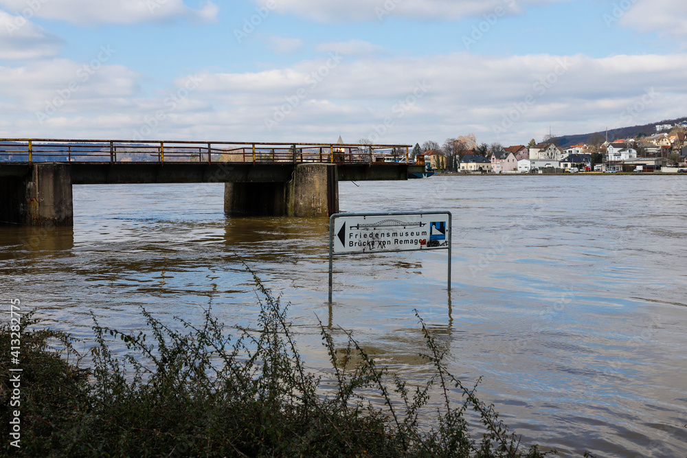 Historische Brücke von Remagen bei Hochwasser