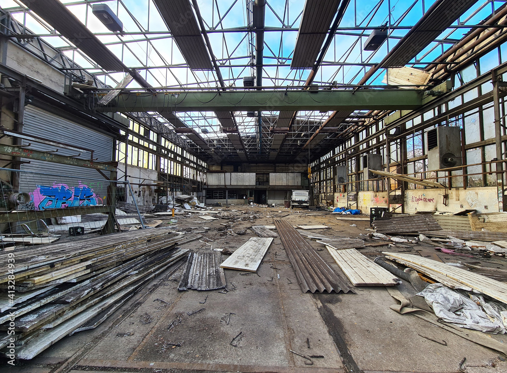 tolle Ansichten einer verlassenen Fabrikhalle mit verschrotteten Autos tolle Ansichten einer verlassenen Fabrikhalle mit verschrotteten Autos