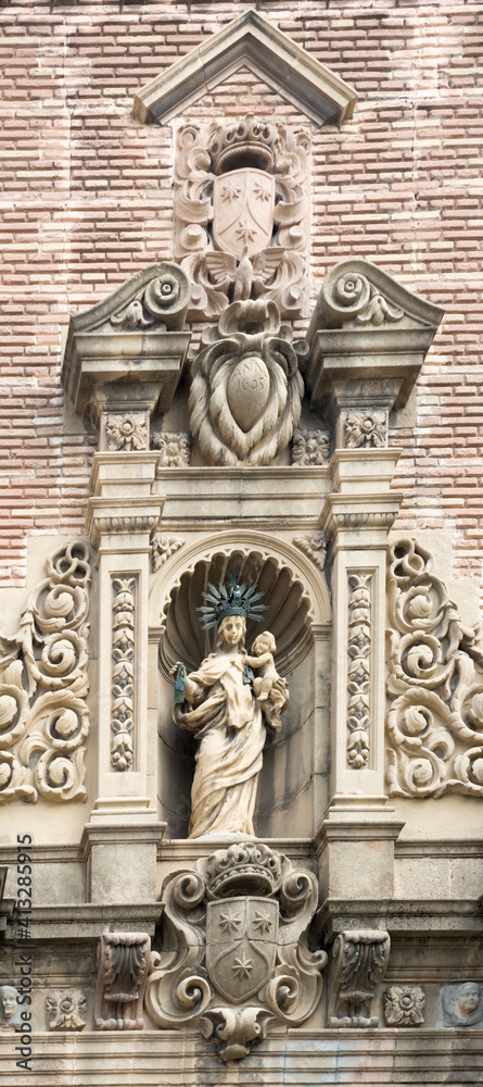  Statue in the niches flanking the building