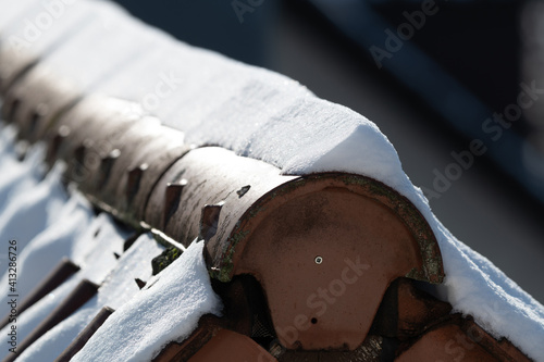 Konstfotografi Schnee auf dem Dachfirst