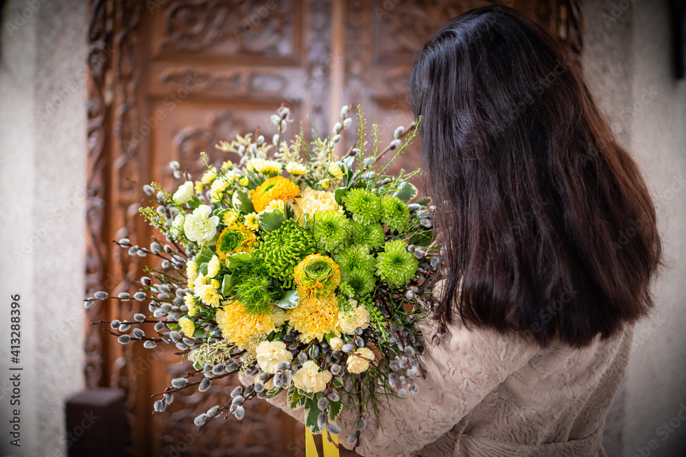 Naklejka premium Bouquet of fresh delicate flowers on a dark shady blured background gift