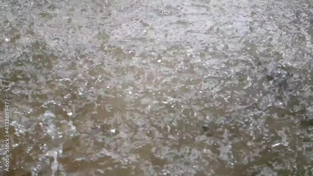 It rains on the cement floor, there is water and a little wave. It rains on the cement floor, there is water and a little wave.