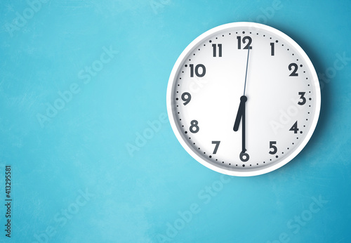 Fényképezés 06:30 or 18:30 wall clock time