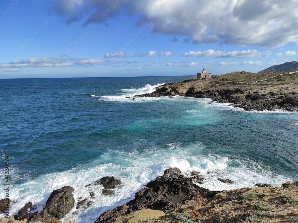 Faro solitario de S'Arenella (Port de la Selva), paisaje agreste y rocoso con espléndida vista al mar