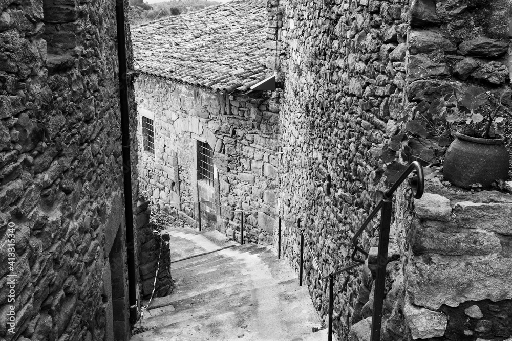 Paisajes y rincones del pequeño pueblo de Madremanya, en la comarca del Gironès, en el noreste de Catalunya Paisajes y rincones del pequeño pueblo de Madremanya, en la comarca del Gironès, en el noreste de Catalunya