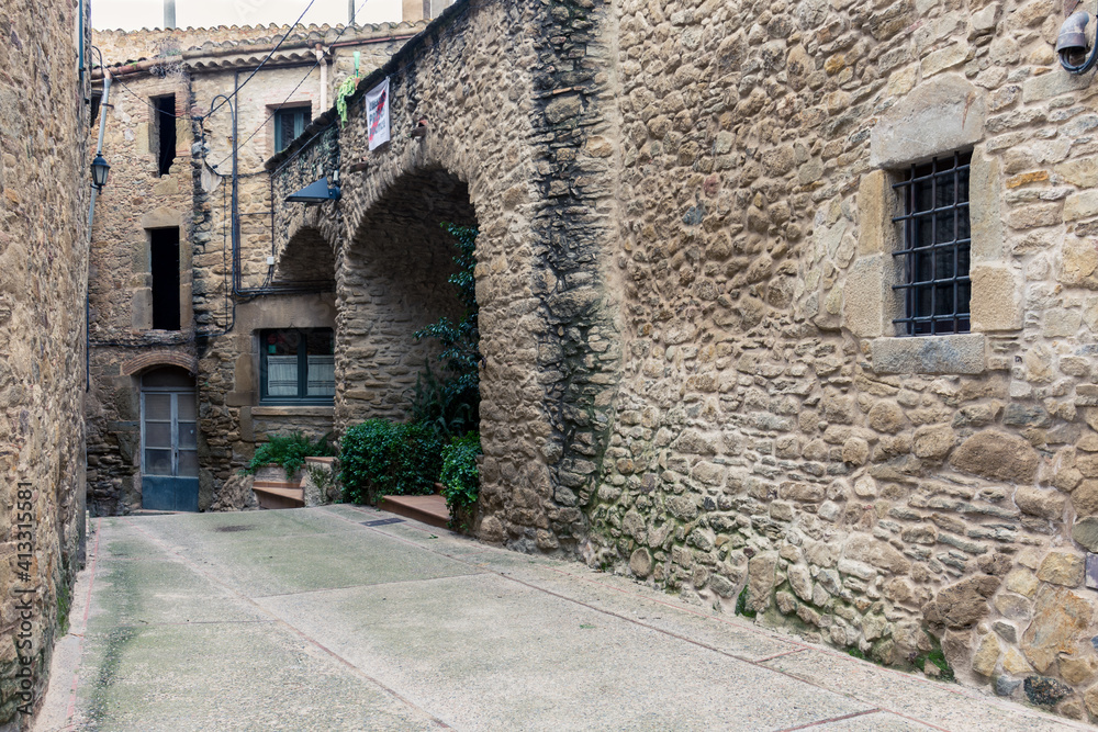 Paisajes y rincones del pequeño pueblo de Madremanya, en la comarca del Gironès, en el noreste de Catalunya