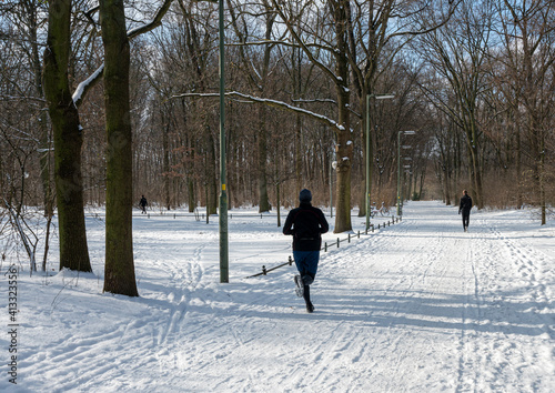 Photography athletes and strollers in the winter park in berlin
