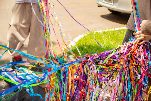 Algumas pessoas tentando desembaraçar várias fitas de tecido. Foto feita durante uma manifestação dos profissionais da cultura na cidade de Goiânia. photo