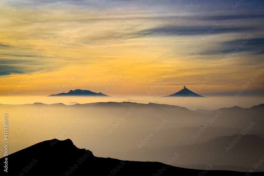 
Vista del volcán Iztaccíhuatl y volcán Popocatépetl desde el Nevado de Toluca. Hermoso amanecer de los volcanes.