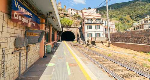 Fototapeta Naklejka Na Ścianę i Meble -  Gare de Vernazza, vue depuis le sentier de randonnée, village des Cinque terre inscrit au patrimoine mondial de l'Unesco. Village coloré d'Italie.	