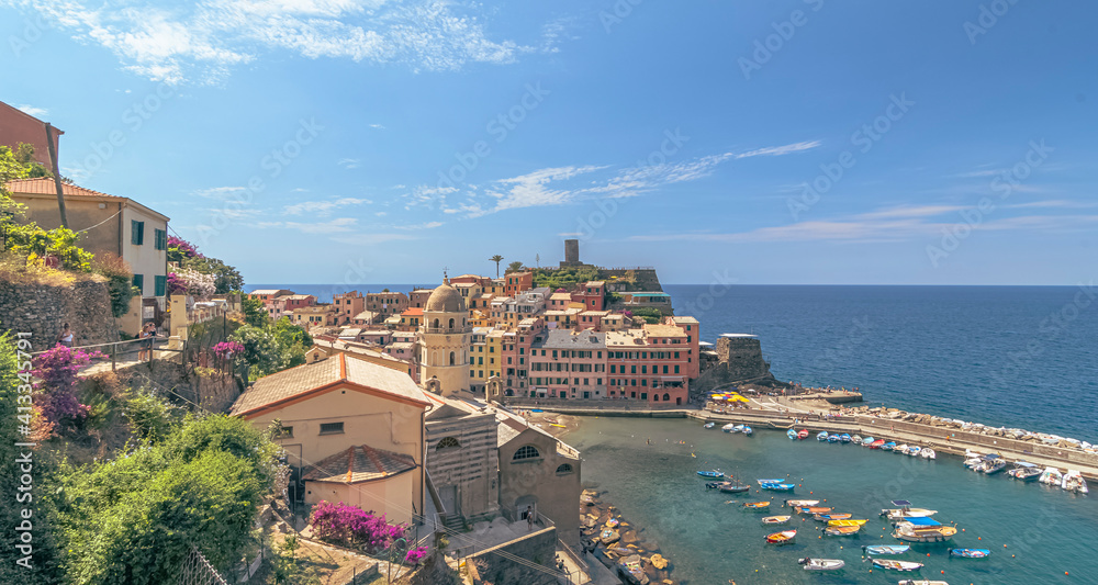 Port de Vernazza, vue depuis le sentier de randonnée, village des Cinque terre inscrit au patrimoine mondial de l'Unesco. Village coloré d'Italie.	