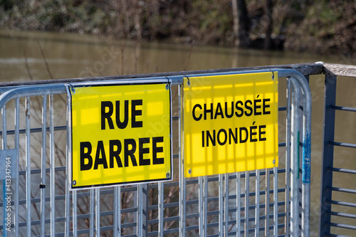 Fototapeta Naklejka Na Ścianę i Meble -  Météo - Alertes inondations. Panneaux d'avertissement écrits en Français : 