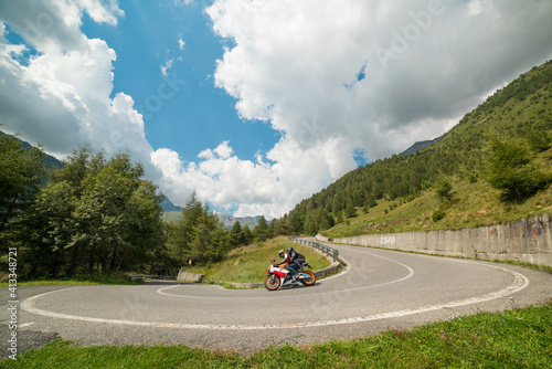 Motocicletta in curva su strada di montagna