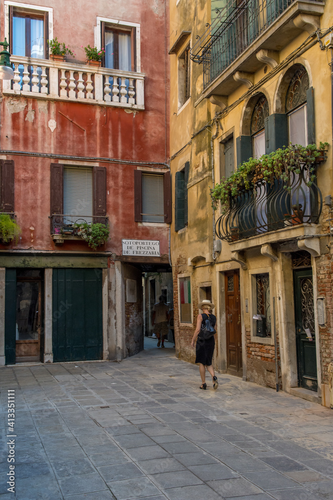 Obraz premium discovery of the city of Venice and its small canals and romantic alleys