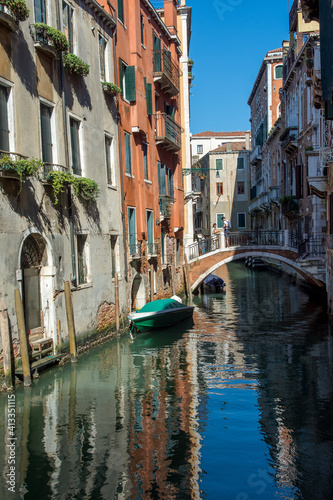 Fototapeta Naklejka Na Ścianę i Meble -  discovery of the city of Venice and its small canals and romantic alleys