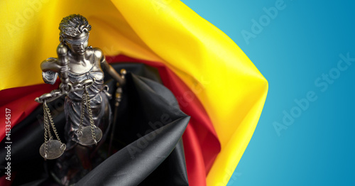 Bilde på lerret Justitia Figur inmitten einer Deutschland Flagge auf blauem Untergrund